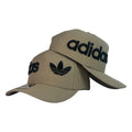 Gorra Adidas Beige con Bordado en Relieve y Logo Lateral.