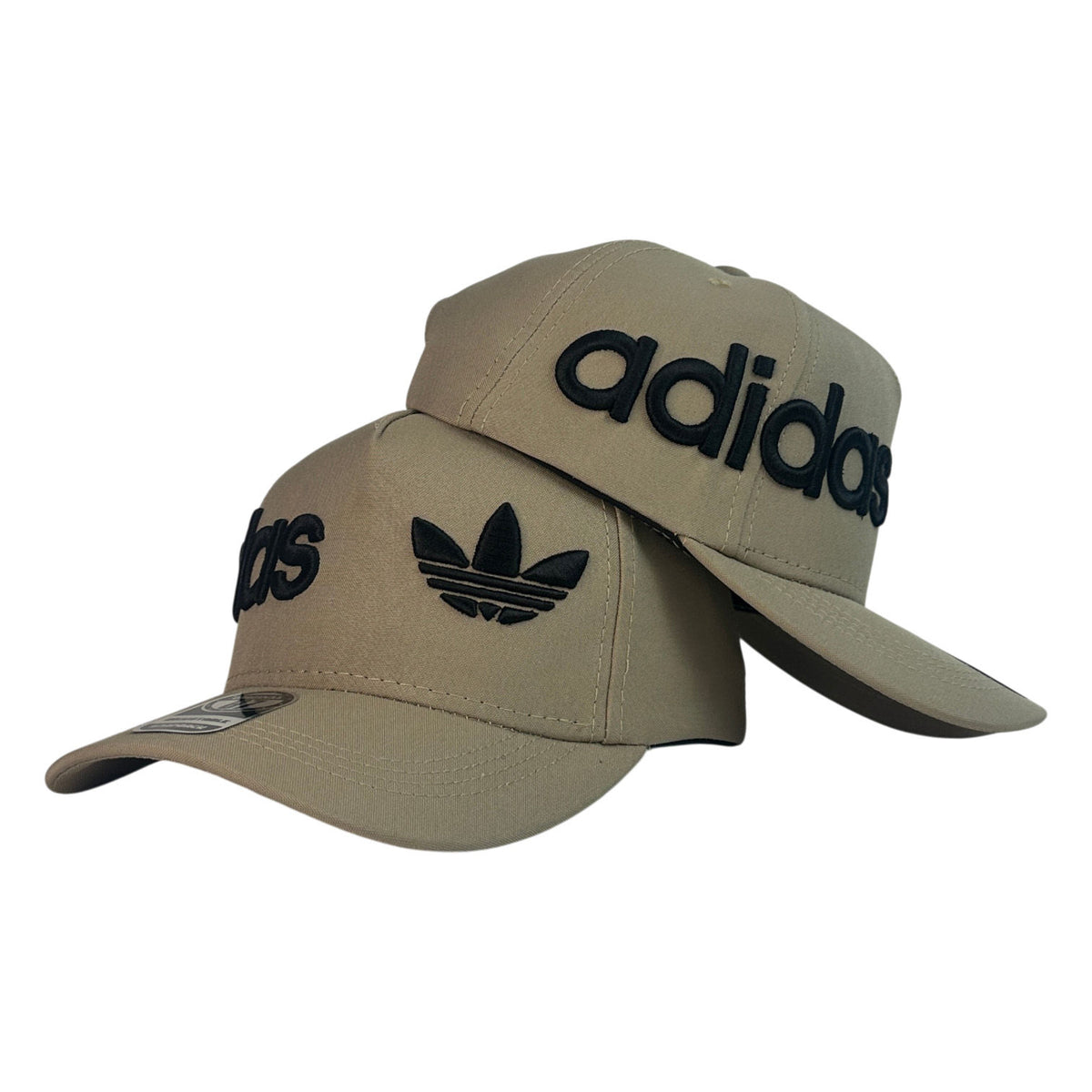 Gorra Adidas Beige con Bordado en Relieve y Logo Lateral.
