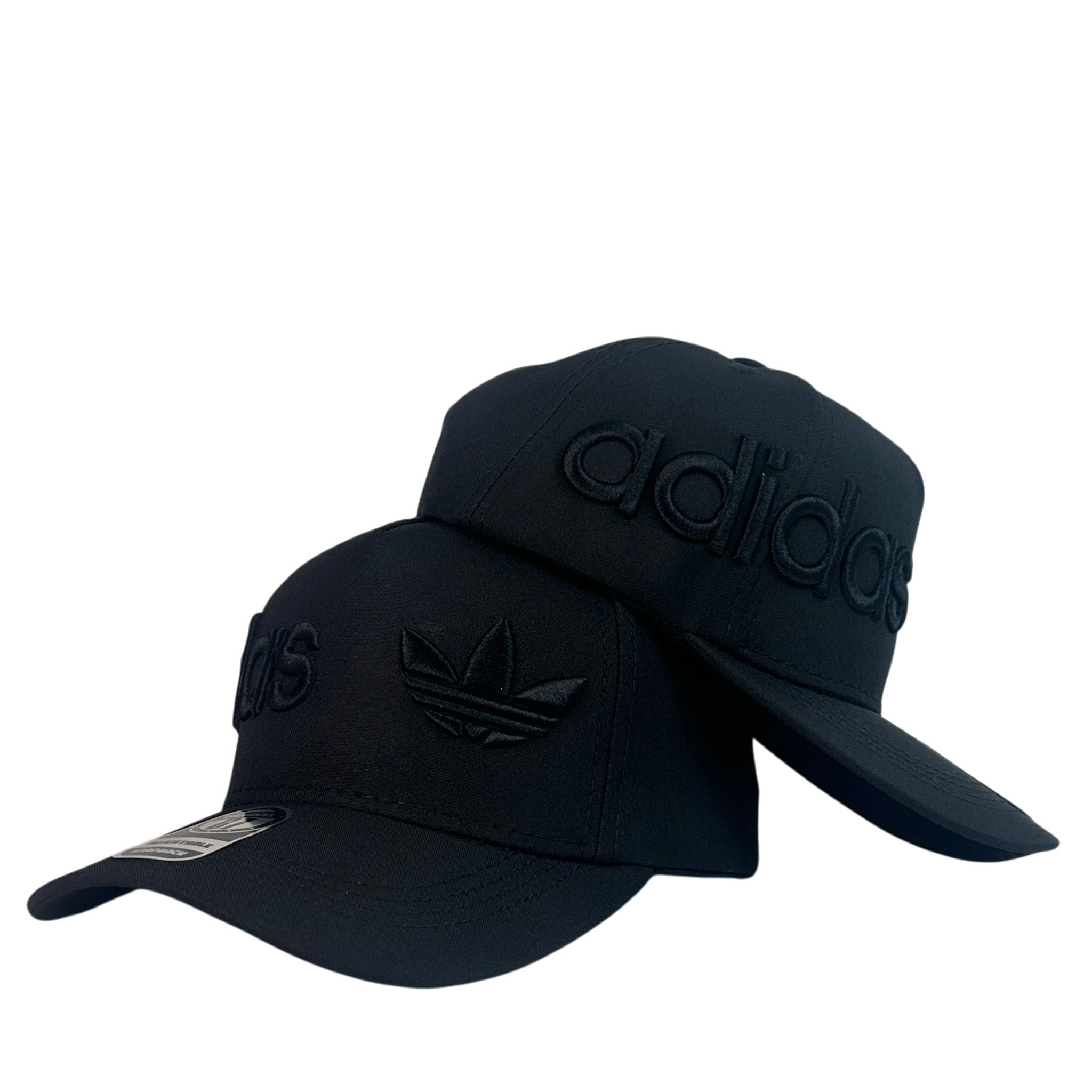 Gorra Adidas Negra con Bordado en Relieve y Logo Bordado.