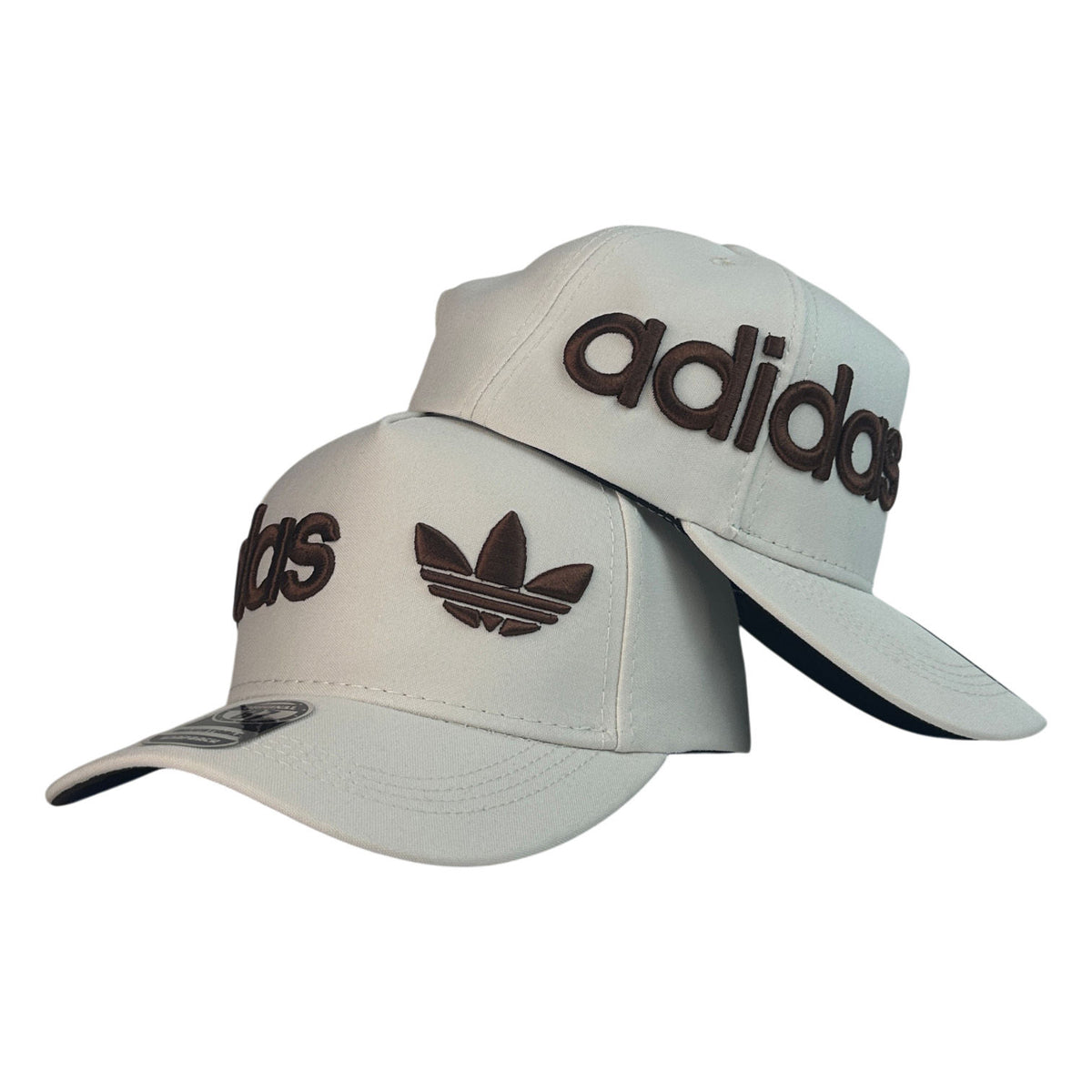Gorra Adidas Beige con Bordado en Relieve y Logo Trefoil.