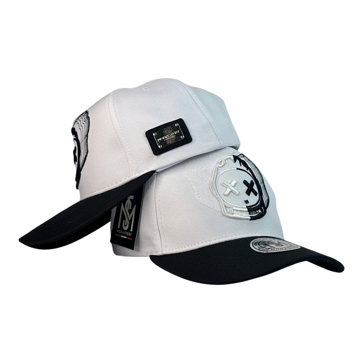 Gorra Monastery Blanca con Bordado de Astronauta y Placa Metálica.