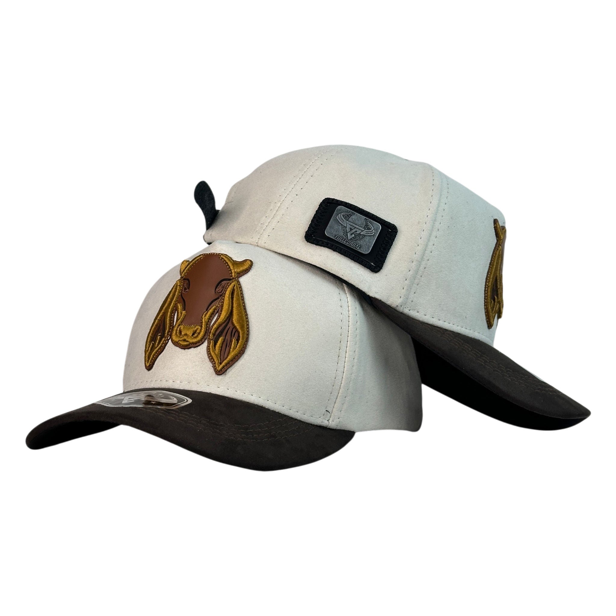 Gorra Full Corral Beige en Gamuza con Bordado de Vaca y Parche Metálico.