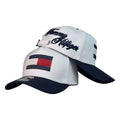 Gorra Tommy Blanca con Bordado en Relieve y Visera Azul.