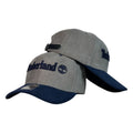 Gorra Timberland Gris en Gamuza con Visera Azul y Bordado en Relieve.