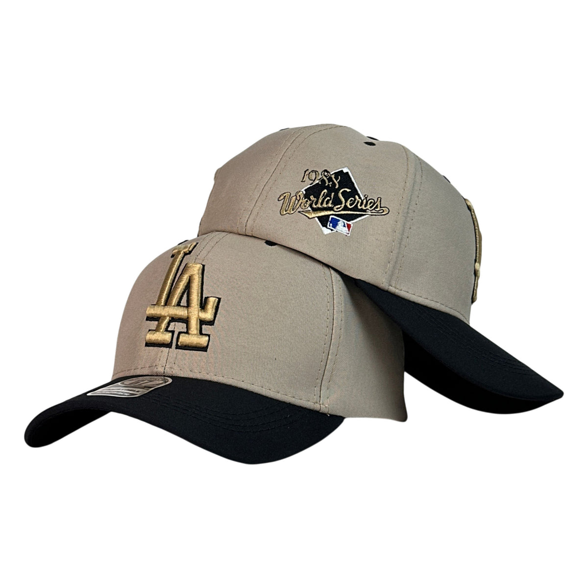 Gorra Equipos Beige con Visera Negra y Bordado en Relieve.