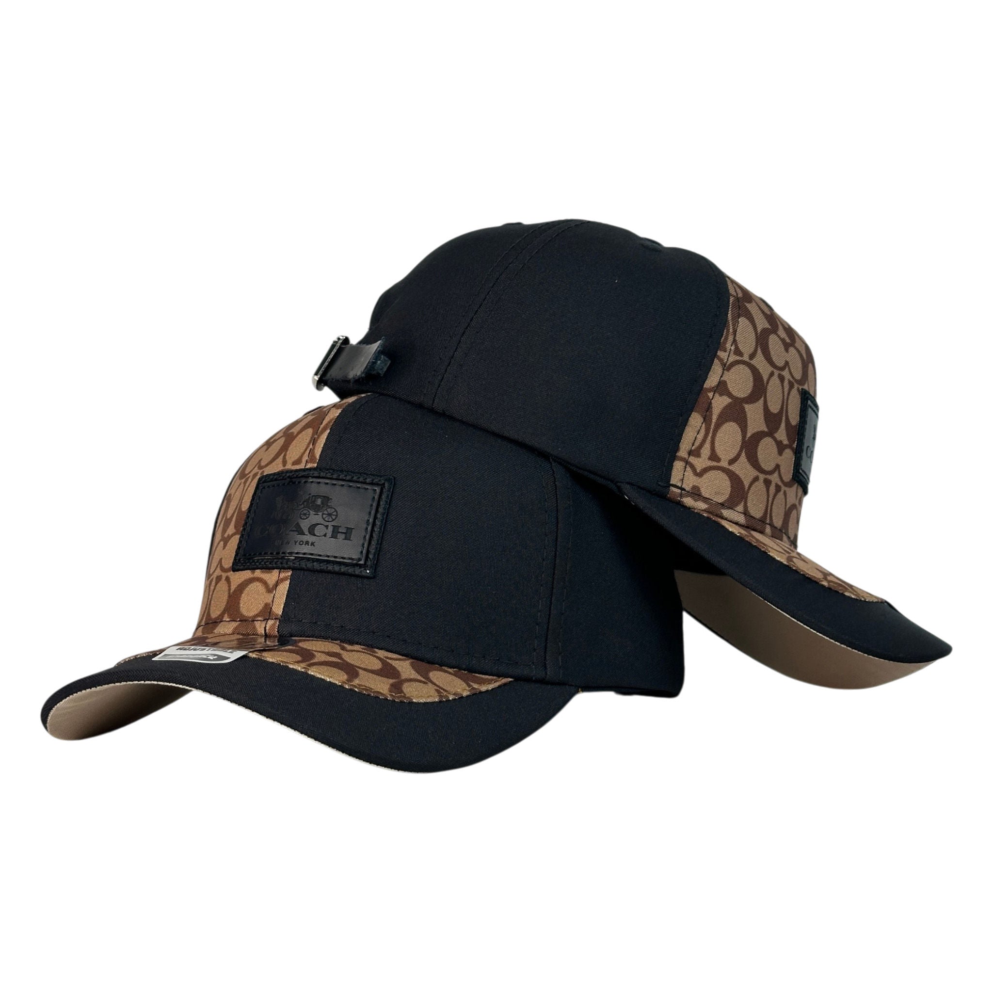 Gorra Coach Negra con Estampado Monograma y Parche de Cuero.