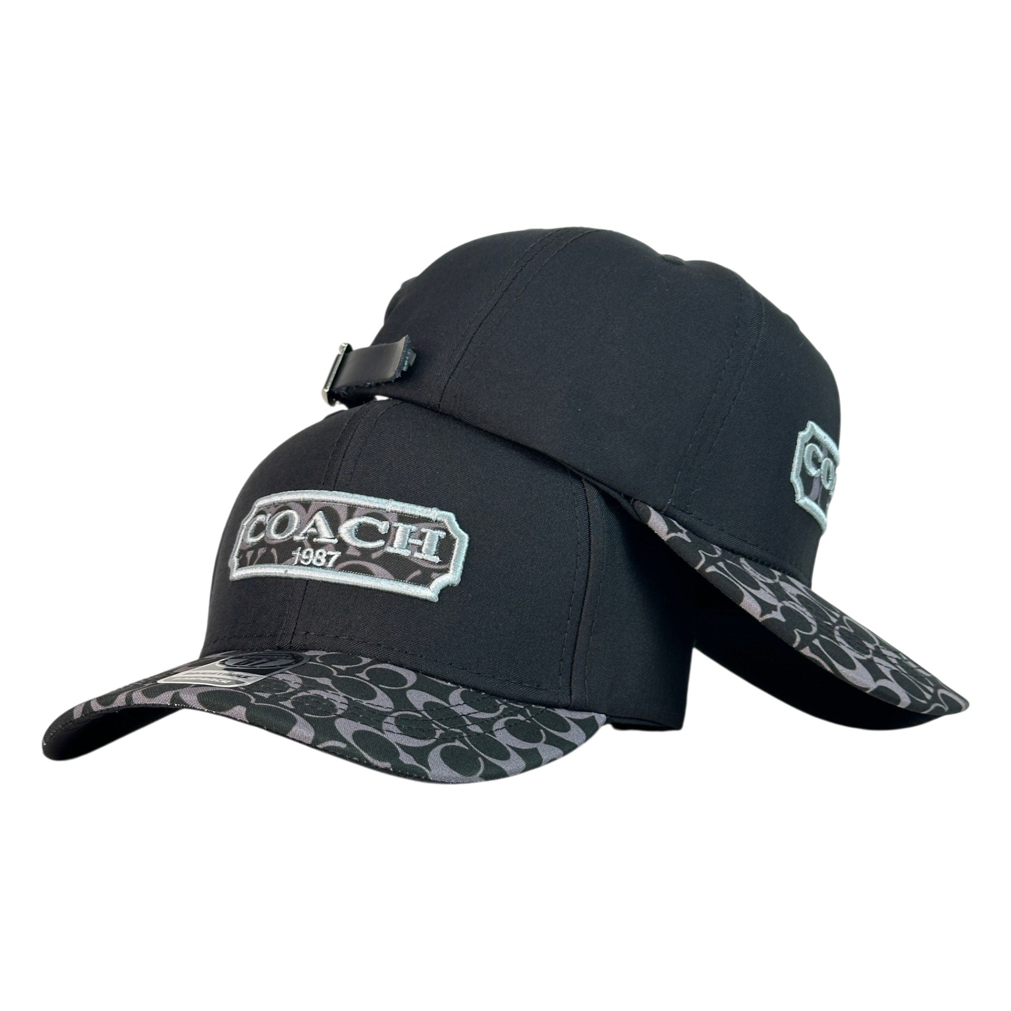 Gorra Coach Negra con Bordado en Relieve y Visera Estampada.