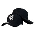 Gorra Equipos Negra en Gamuza con bordado en relieve y etiqueta frontal.