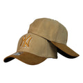 Gorra Equipos Beige en Gamuza con Bordado en Relieve y Visera Miel.