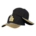 Gorra Equipos Negra en Gamuza con bordado en relieve y visera beige.