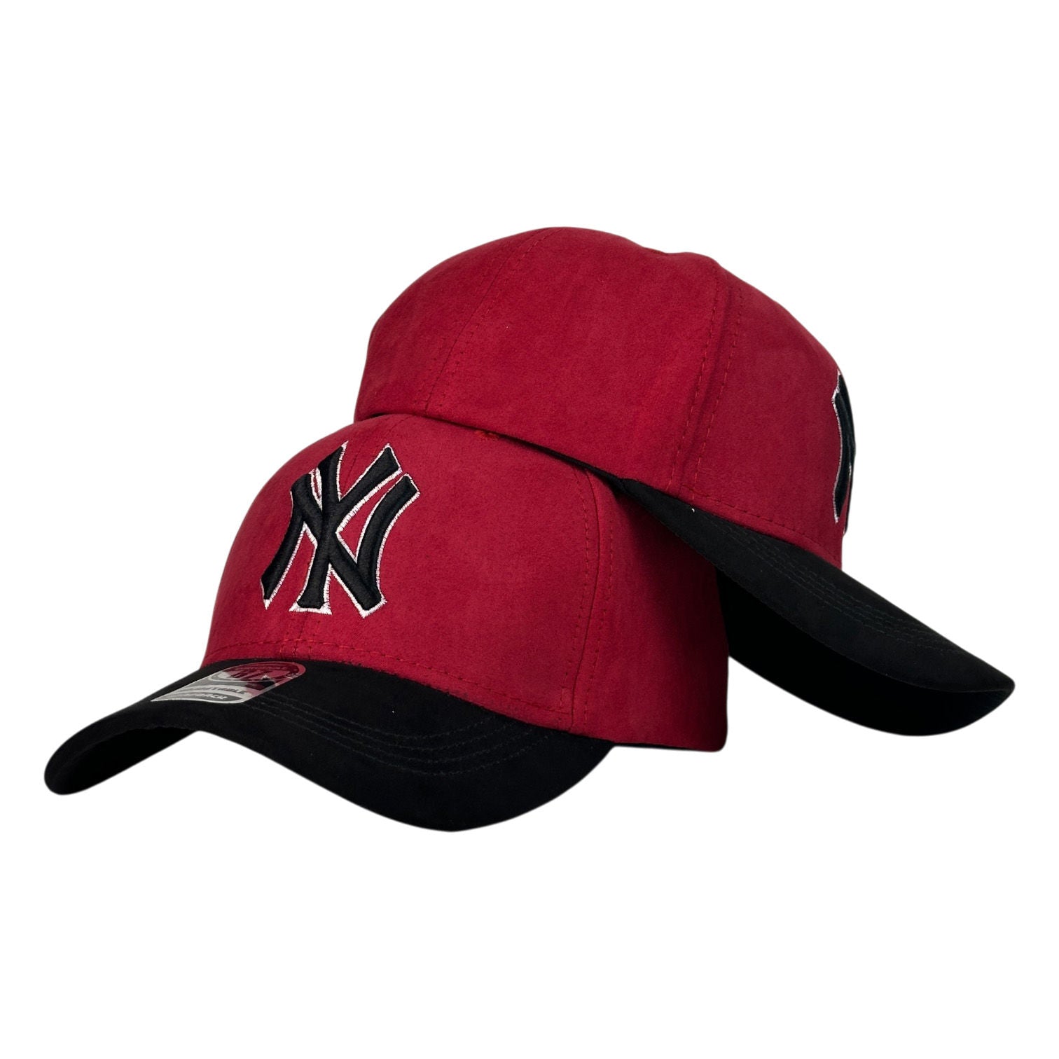 Gorra Equipos Roja en Gamuza con Bordado en Relieve y Visera Negra.