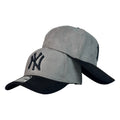 Gorra Equipos Gris en Gamuza con Bordado en Relieve y Visera Negra.