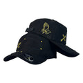 Gorra FE Negra con bordado de manos en oración y detalles de cruces doradas.