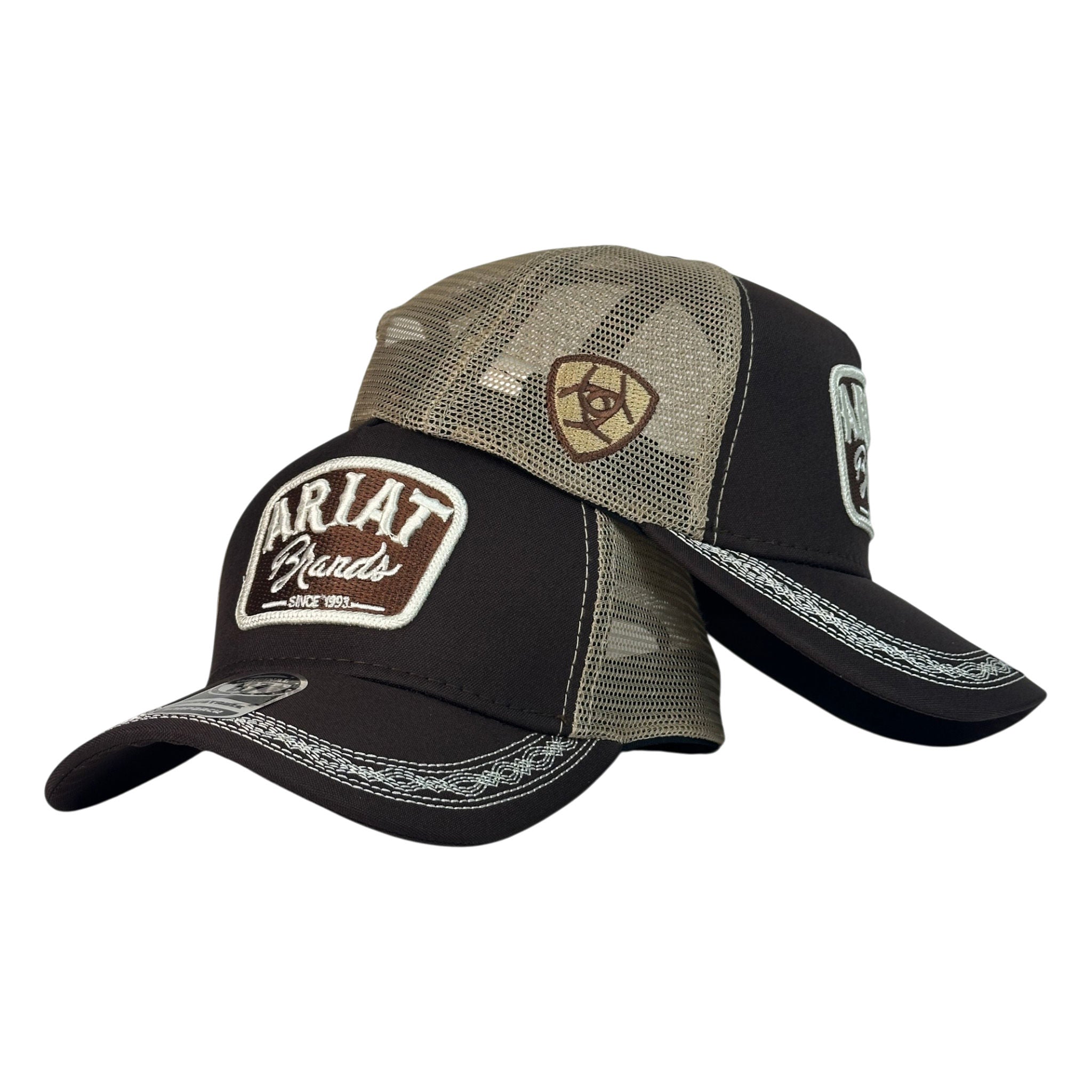 Gorra Ariat Marrón con bordado en relieve y malla beige.