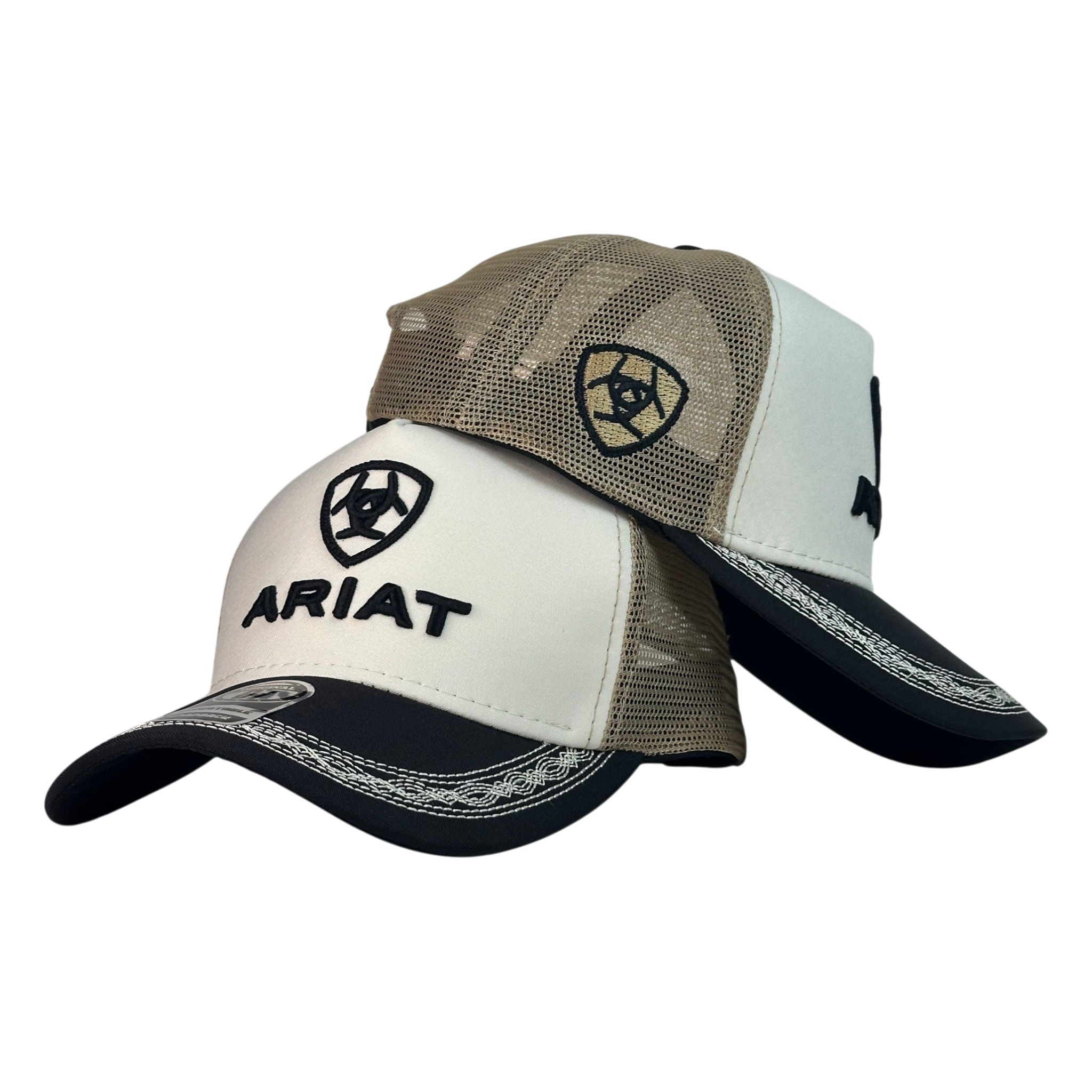 Gorra Ariat Beige con Bordado en Relieve y Visera con Costuras Decorativas.