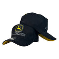 Gorra John Deere Negra con bordado de alta densidad y visera amarilla.
