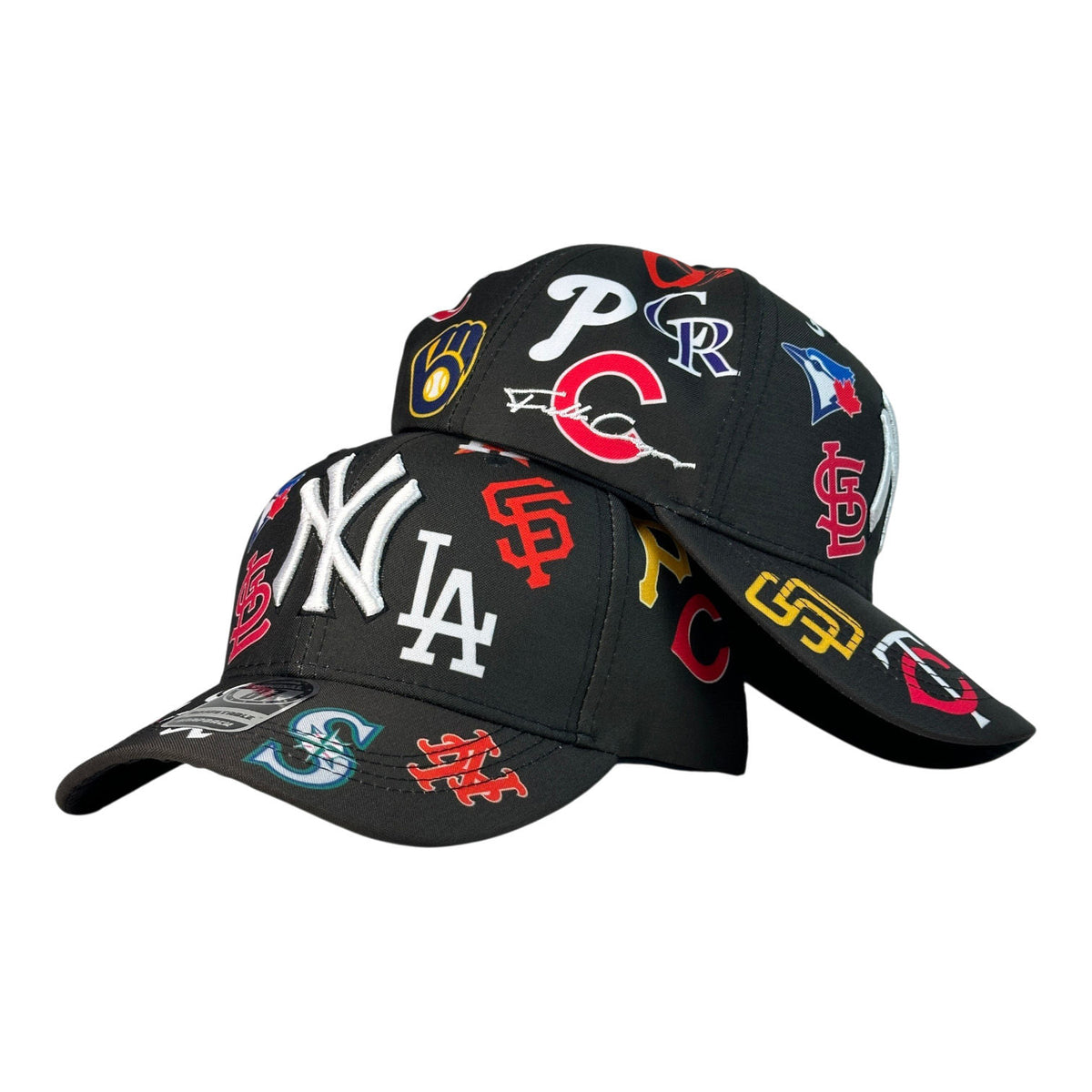 Gorra Equipos Negra con múltiples logos bordados y diseño estampado.