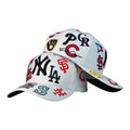 Gorra Equipos Blanca con múltiples logos bordados y diseño all-over.