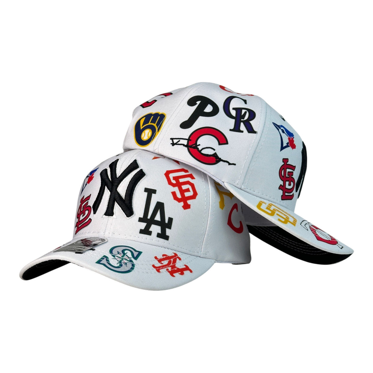 Gorra Equipos Blanca con múltiples logos bordados y diseño all-over.