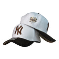 Gorra Equipos Blanca con Bordado en Relieve y Visera Marrón.