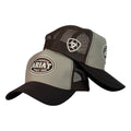 Gorra Ariat Gris con Malla Marrón y Bordado en Relieve.