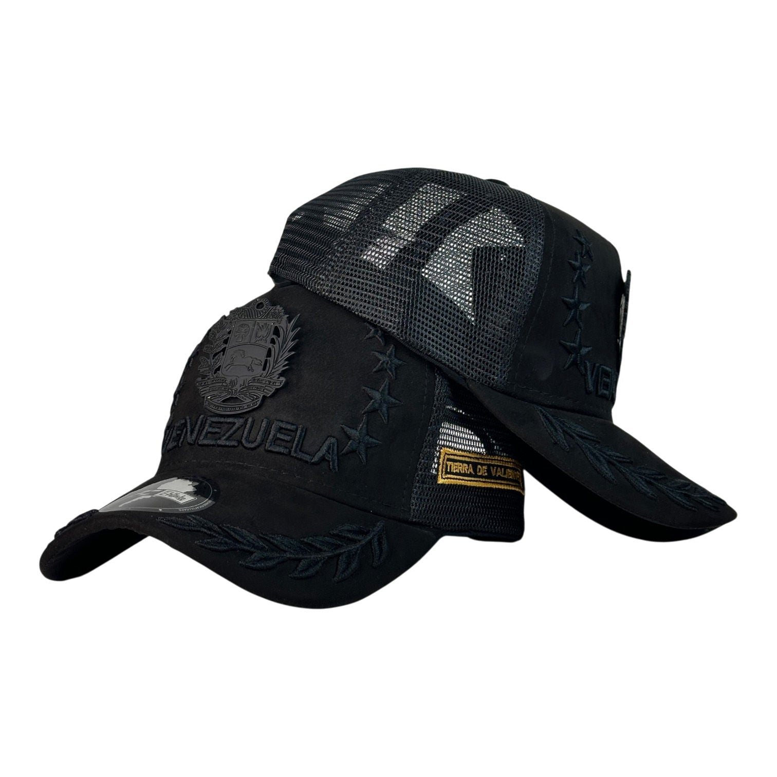 Gorra Venezuela Negra con bordado en relieve y malla trasera.