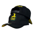 Gorra John Deere Negra en Gamuza con bordado de alta densidad y visera amarilla.