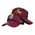 Gorra Venezuela Vinotinto en Gamuza con placa metálica del escudo y bordado en relieve.