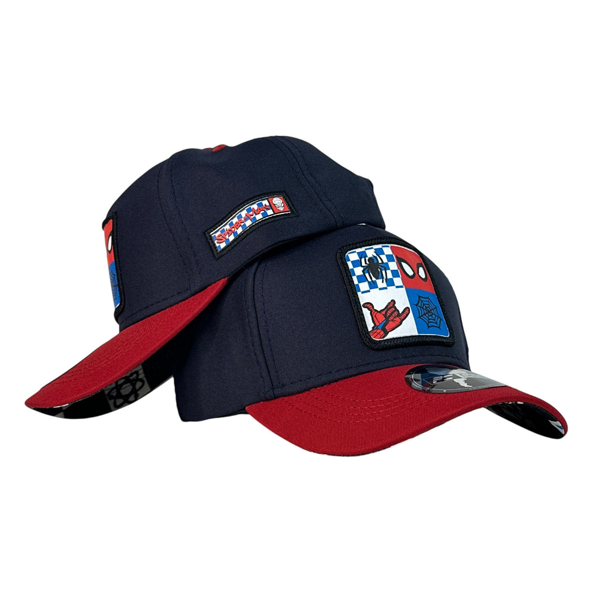 Gorra Marvel Azul Marino con Visera Roja y Parche Frontal de Spider-Man.