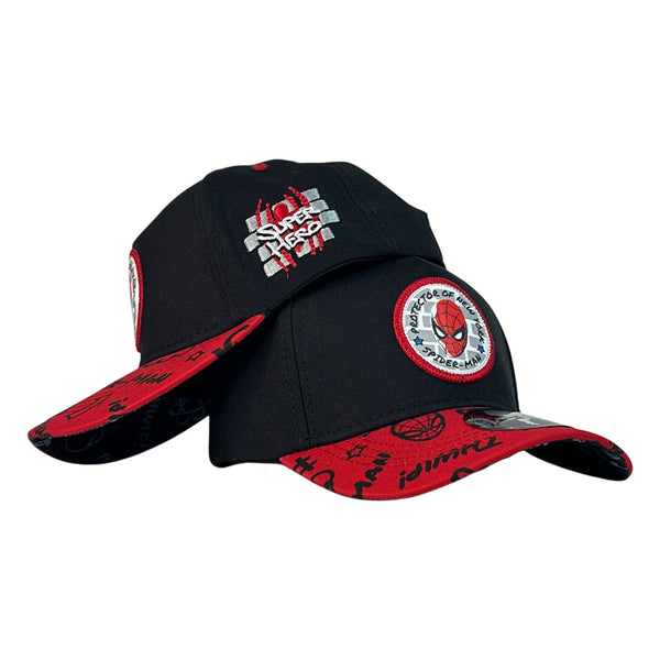 Gorra Marvel Negra con Parche Frontal de Spider-Man y Visera Roja Estampada.