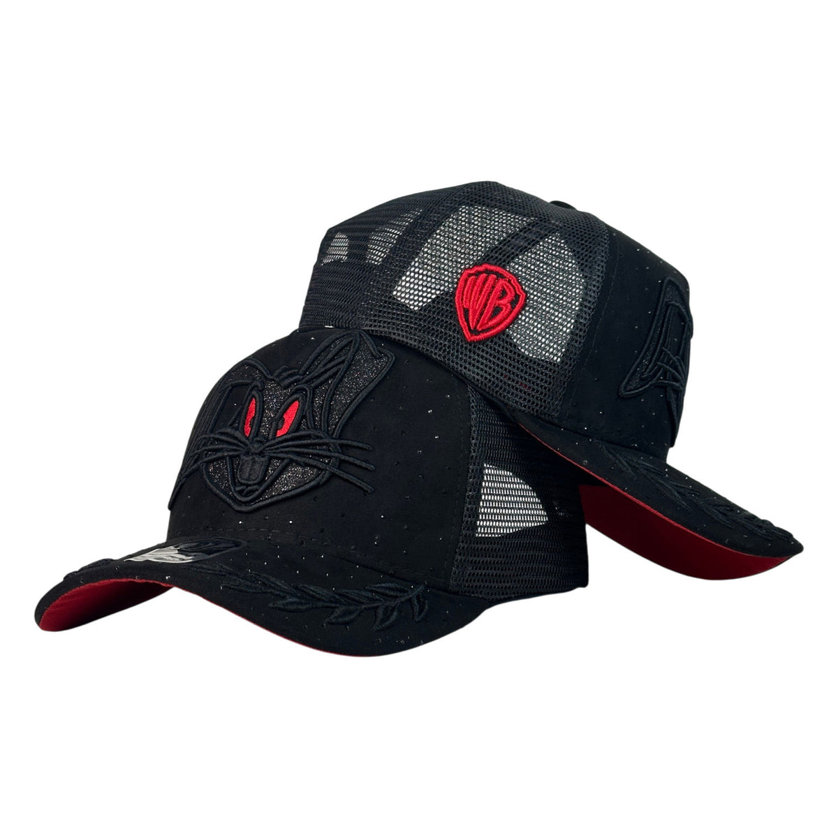 Gorra Full Caps Negra con Bordado Frontal de Conejo y Malla Trasera.