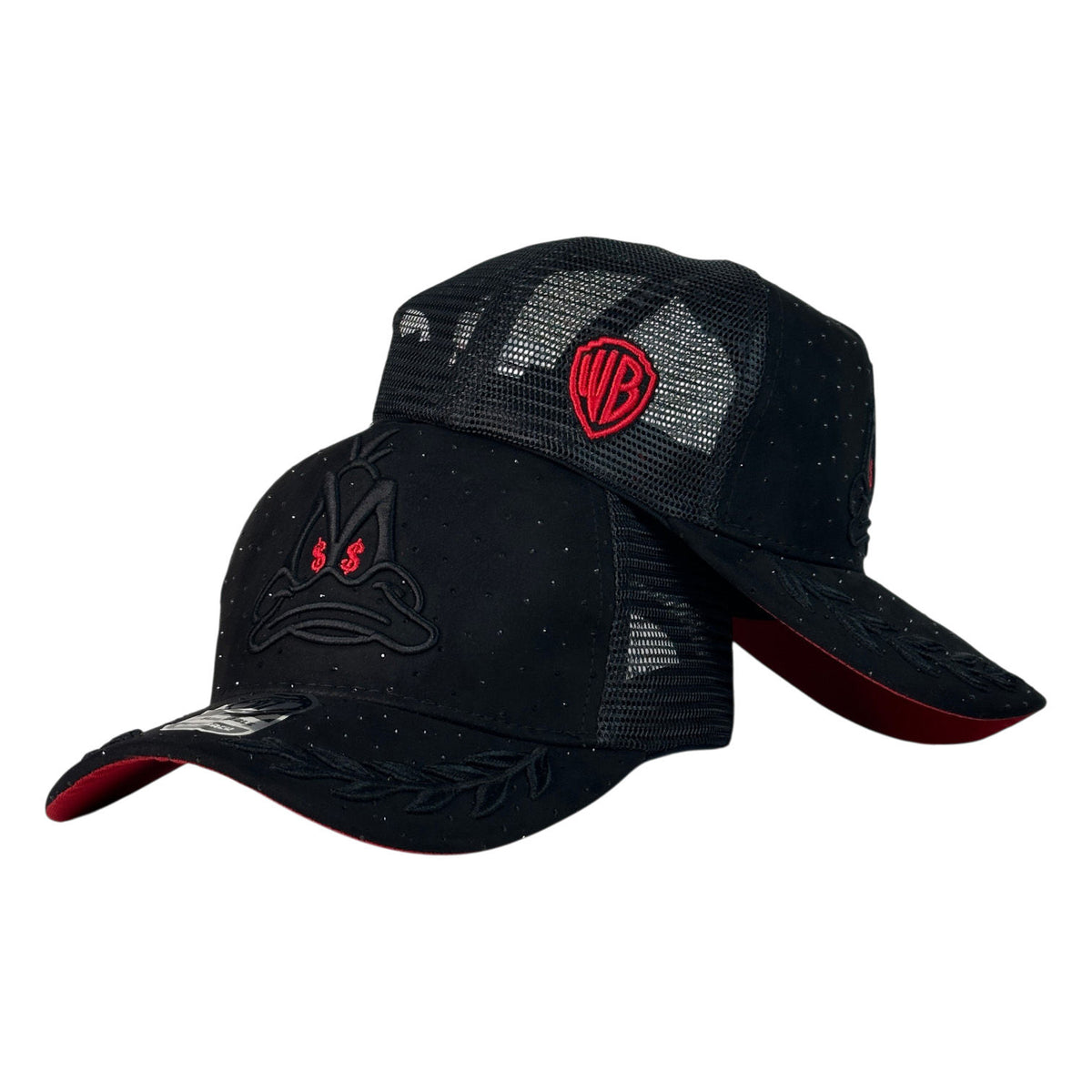 Gorra Full Caps Negra con Malla Trasera y Bordado Frontal del Pato Lucas.