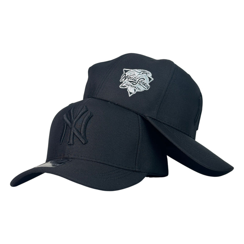 Gorra Equipos Negra con Bordado Frontal en Relieve y Bordado Lateral World Series.