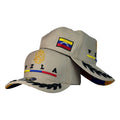 Gorra Venezuela Beige con Bordado Frontal Escudo VZLA y Bordado de Laureles en Visera.