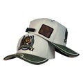 Gorra Full Corral Beige con Visera Verde en Gamuza y Bordado Frontal de Caballo.