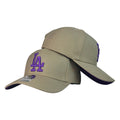 Gorra Niños Beige con Bordado Frontal Morado y Visera Curva.
