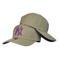 Gorra Niños Beige con Bordado Frontal Morado y Visera Curva.