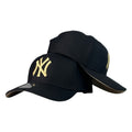 Gorra Niños Negra con Bordado Frontal Dorado y Visera Curva.