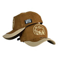 Gorra Full Corral Marrón en Gamuza con Bordado de Cerdo y Visera Beige.