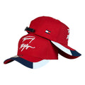 Gorra Tommy Roja con Bordado en Relieve y Visera Tricolor.
