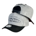 Gorra Alevate Gris en Gamuza con Estampado y Visera Negra.