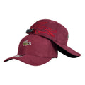 Gorra Lacoste Vinotinto en Gamuza con Bordado en Relieve y Cierre de Cuero.