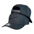 Gorra Nike Negra con Bordado en Relieve y Cierre Snapback.