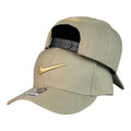 Gorra Nike Beige con Bordado en Relieve y Cierre Ajustable.
