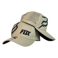 Gorra Fox Beige con paneles perforados y bordado en relieve.