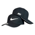 Gorra Nike Negra con Bordado en Relieve y Visera Gris.