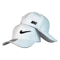 Gorra Nike Blanca con Bordado en Relieve y Visera Gris.