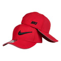 Gorra Nike Roja con Bordado en Relieve y Visera Gris.
