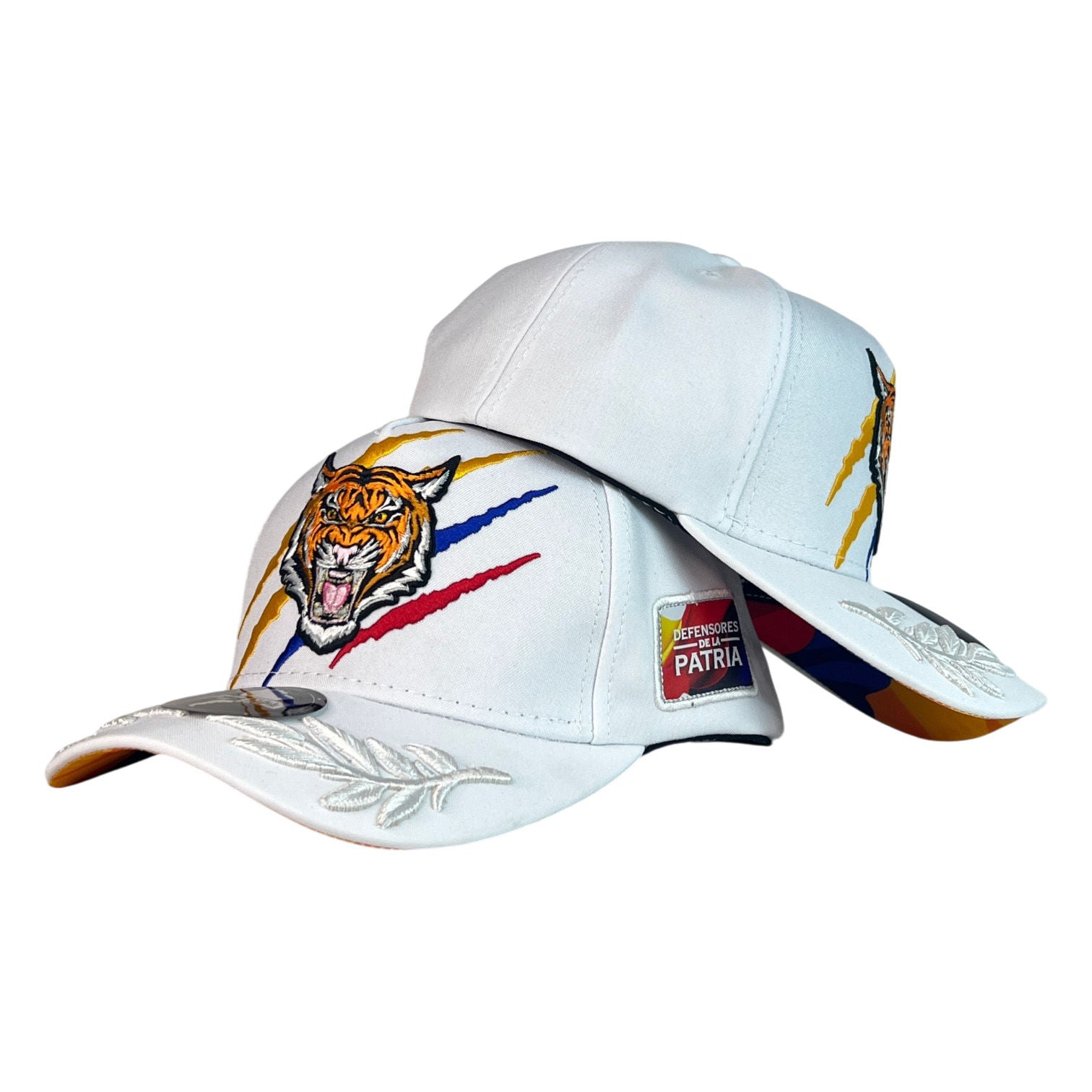 Gorra Colombia Blanca con Bordado de Tigre y Parche Defensores de la Patria.