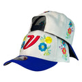 Gorra Venezuela Blanca con Bordado de Flores y Visera Azul.